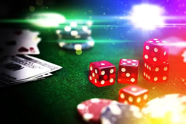 Skema pembayaran Three Card Poker di meja lumbung 138 menampilkan rasio pembayaran untuk setiap kombinasi kartu